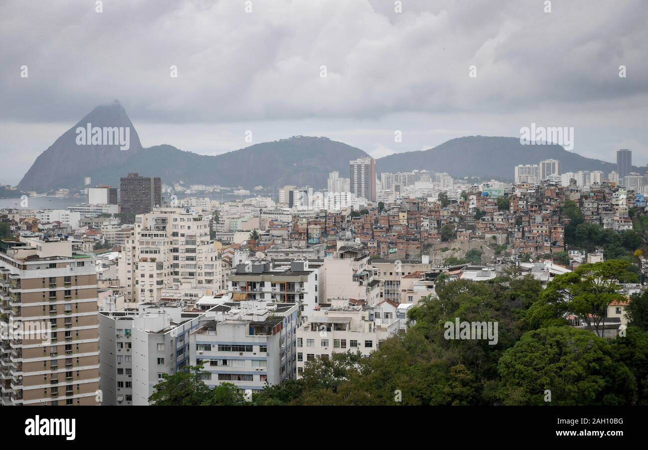 Una gran vista sobre los tejados abarrotado de Rio de Janeiro, Brasil, con más opulentos de bloques de apartamentos cerca del mar y favelas construidas en el alto Foto de stock