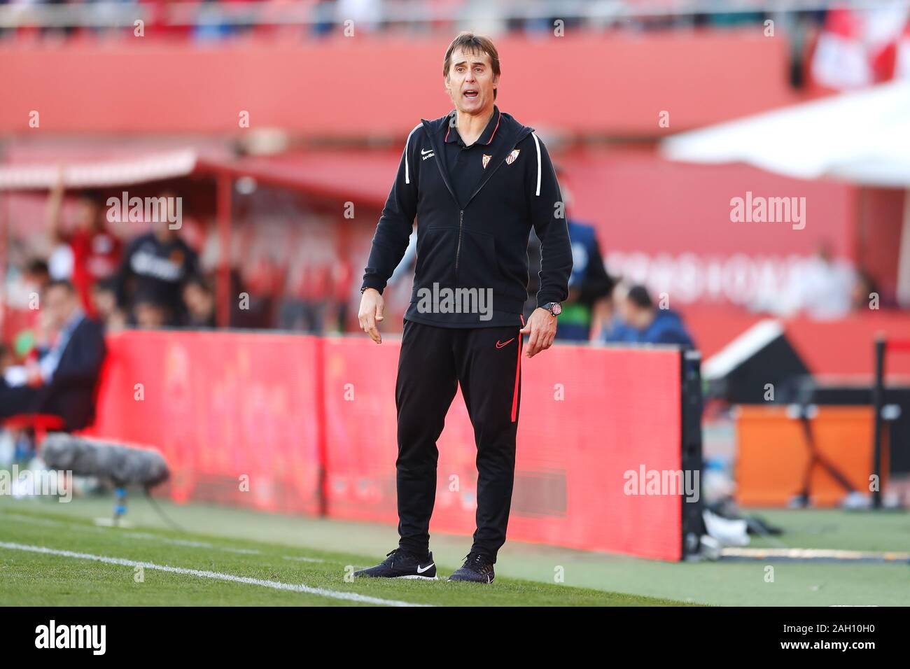 Palma de Mallorca, España. 21 dic, 2019. Julen Lopetegui (Sevilla) fútbol/Soccer : español 'La Liga Santander" coincidencia entre el RCD Mallorca 0-2 Sevilla FC en el estadio de Son Moix en Palma de Mallorca, España . Crédito: Kawamori Mutsu/AFLO/Alamy Live News Foto de stock