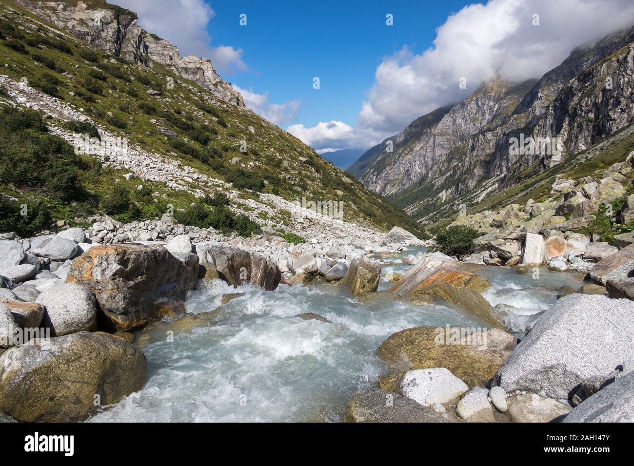Torrent alpino, piedras y rocas. Vista del valle Untersulzbach. Grupo Venediger. Glacial valle alpino. Parque Nacional Hohe Tauern. Alpes austriacos. Foto de stock