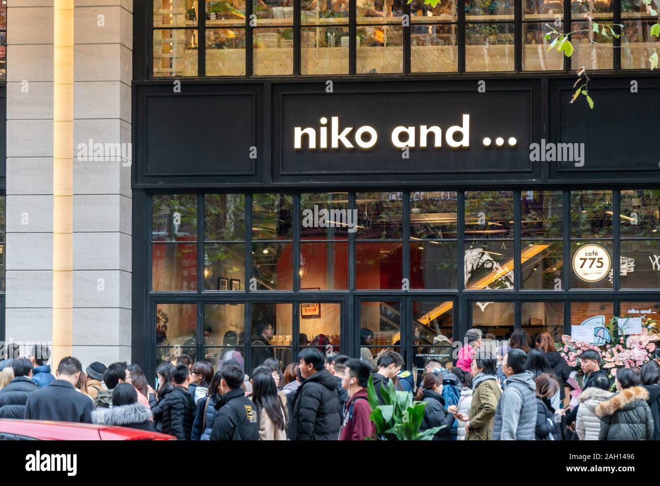Una multitud de compradores chinos cola fuera de la tienda insignia de la  marca japonesa de moda "Niko y ..." en Shanghai, China, el 22 de diciembre  de 2019 Fotografía de stock - Alamy