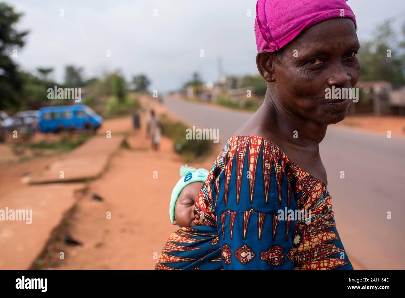 Wrapped baby african fotografías e imágenes de alta resolución - Alamy