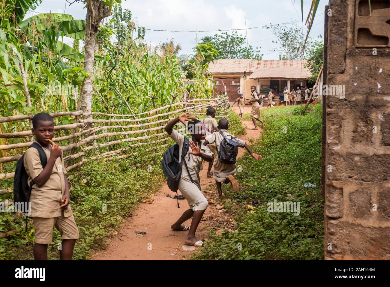 Benin, Ketou, estudiantes africanos, chicos de escuela, Foto de stock