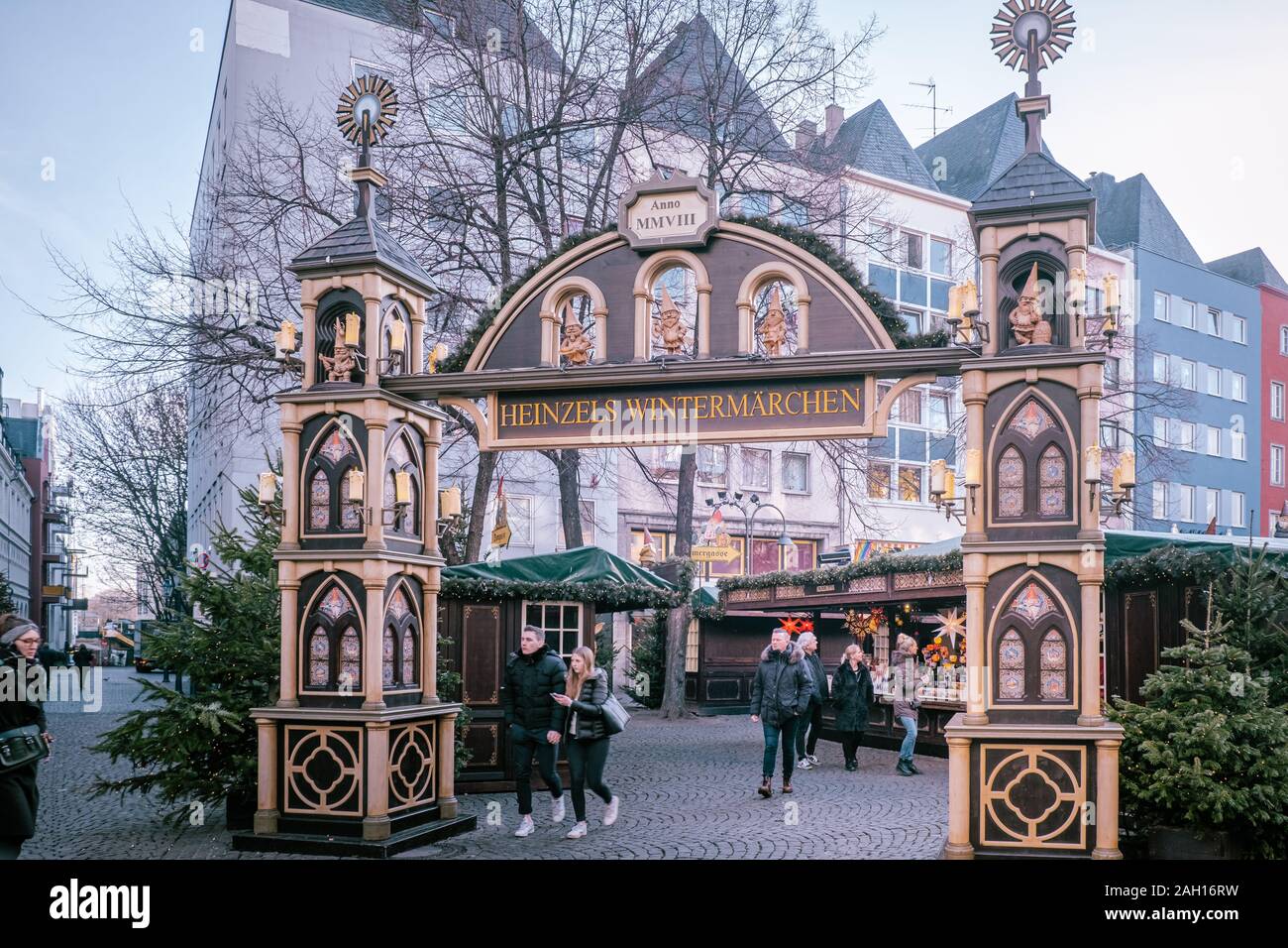 Colonia, Alemania, diciembre de 2019, la gente en el mercado de Navidad en la catedral de Colonia. Foto de stock