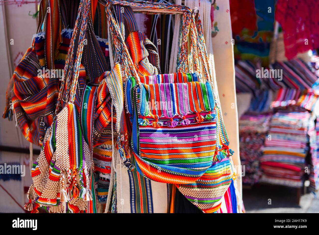 Bolsas de tela multicolor, Asunción, Paraguay. Con el enfoque selectivo  Fotografía de stock - Alamy