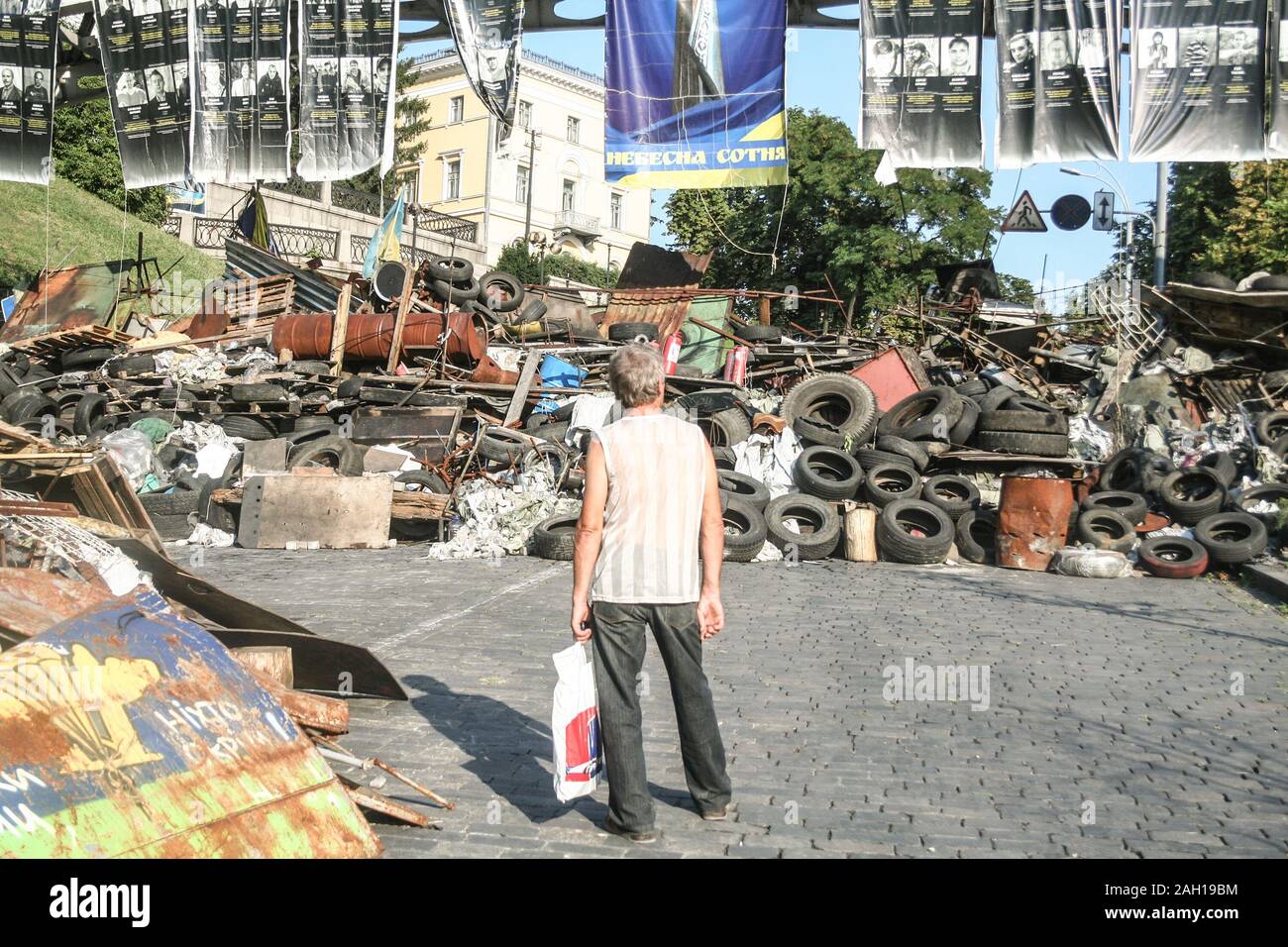 KIEV, Ucrania - Agosto 5, 2014: El Hombre de pie cerca de una barricada Heroyiv Nebesnoyi Euromaidan en sotni durante la revolución y las protestas en la plaza Maidan, Foto de stock