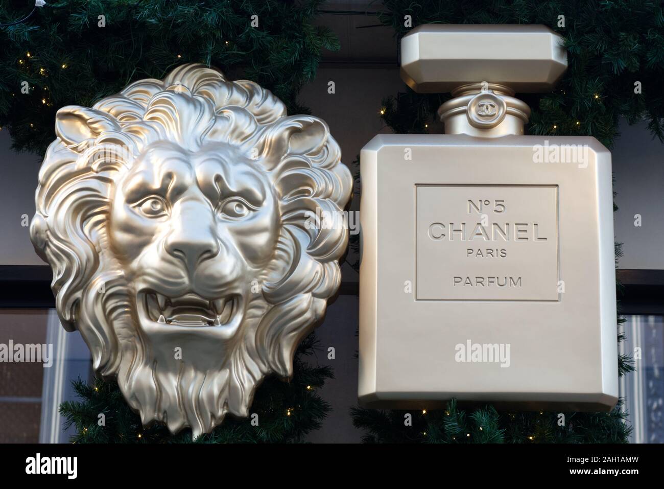 Frasco de perfume Chanel lion y decoraciones de Navidad Fotografía de stock  - Alamy