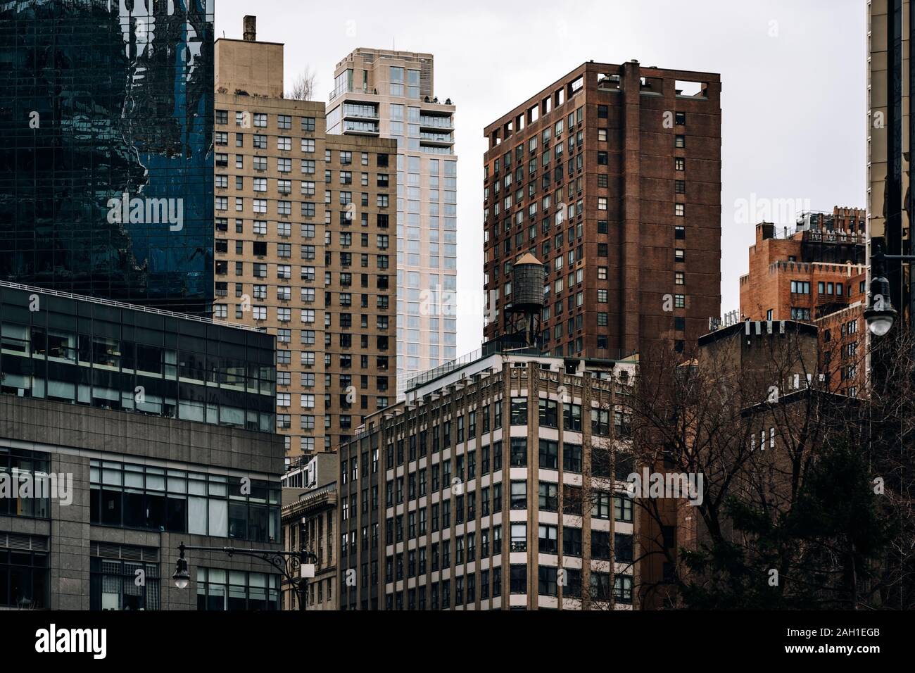La Ciudad de Nueva York - USA - 18 Mar 2019: moderno rascacielos y antiguos edificios alrededor de Columbus Circle Foto de stock