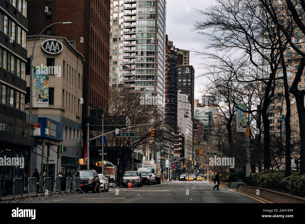 La Ciudad de Nueva York - USA - 18 Mar 2019: vista de la calle de rascacielos y antiguos edificios alrededor de Broadway Upper West Side Foto de stock