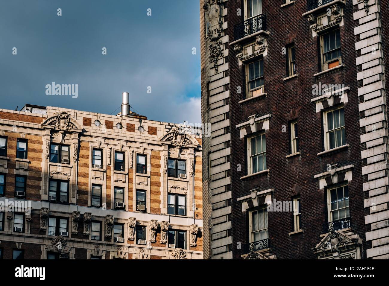 La Ciudad de Nueva York - USA - 18 Mar 2019: Detalles exteriores de edificios históricos alrededor de Broadway Upper West Side Foto de stock