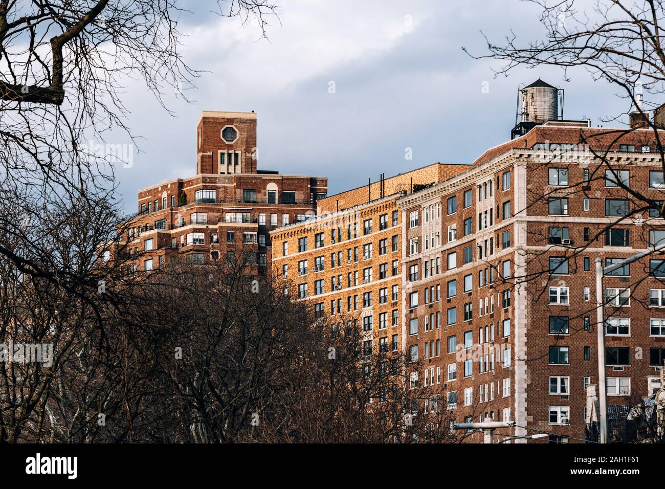 La Ciudad de Nueva York - USA - 18 Mar 2019: atardecer en edificios de apartamentos en Upper West Side de Riverside Foto de stock