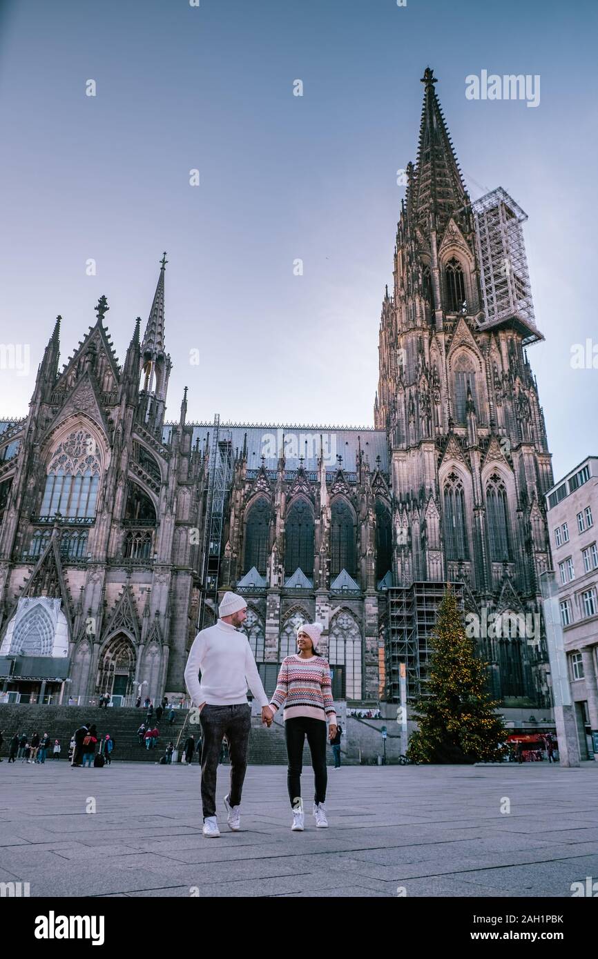 Pareja joven visitar el mercado de Navidad en Colonia, Alemania, durante un viaje de la ciudad, el hombre y la mujer en el mercado de Navidad Foto de stock