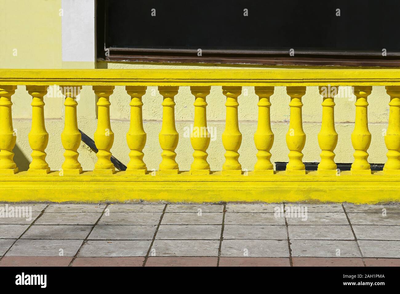 Balaustrada amarilla fotografías e imágenes de alta resolución - Alamy