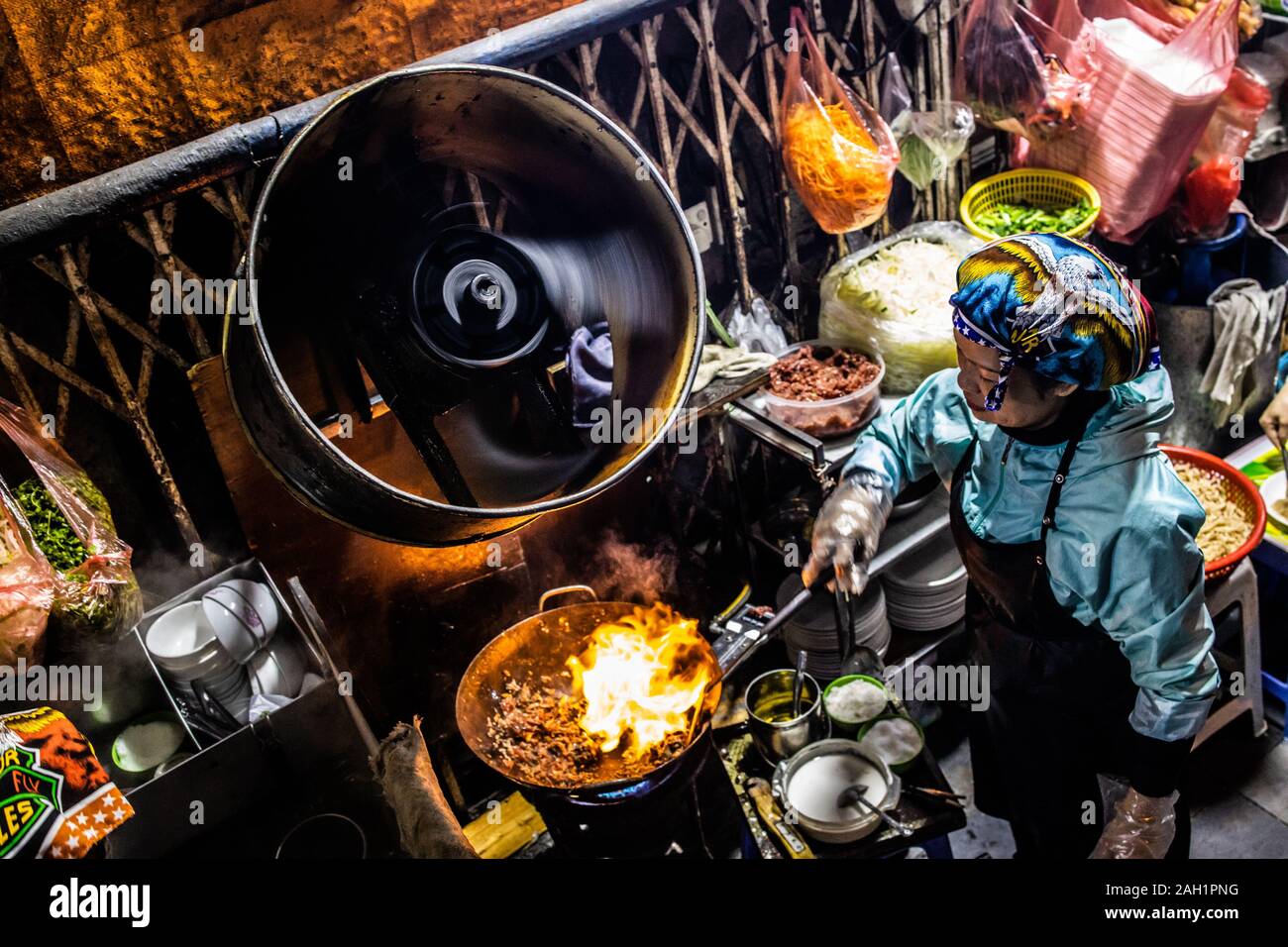 Mujer Vietnamita para freír alimentos en la calle en Hanoi, Vietnam Foto de stock