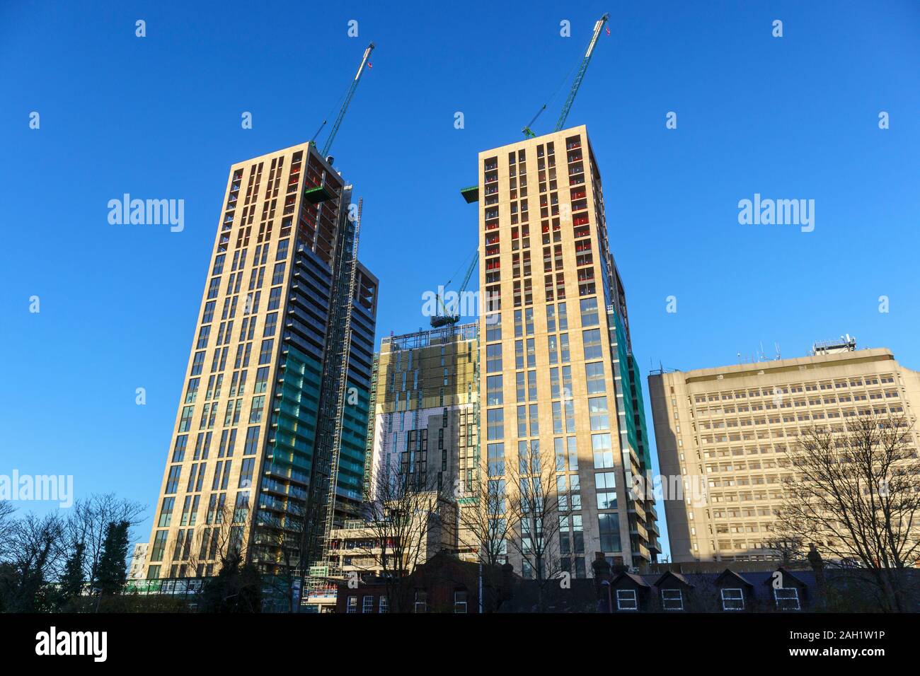 Torre de gran altura de los nuevos bloques de uso mixto de desarrollo Victoria Square, a punto de concluir en el centro de la ciudad de Woking, Surrey, sudeste de Inglaterra Foto de stock
