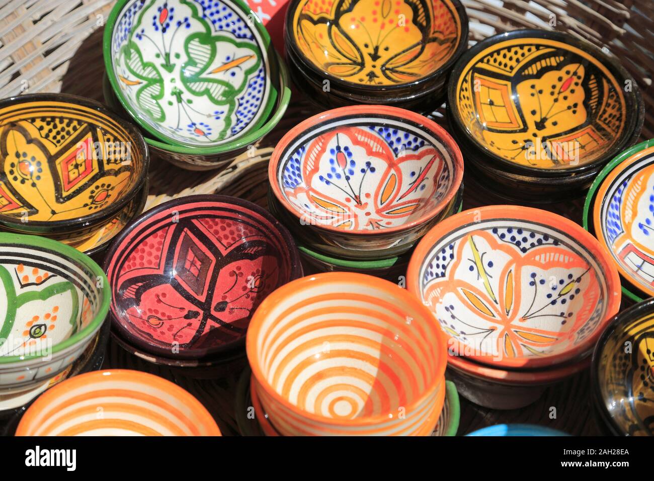 Mercado de artesanos alfareros, debajo de las murallas, Medina, Patrimonio  de la Humanidad de la UNESCO, Essaouira, Marruecos, Norte de África  Fotografía de stock - Alamy