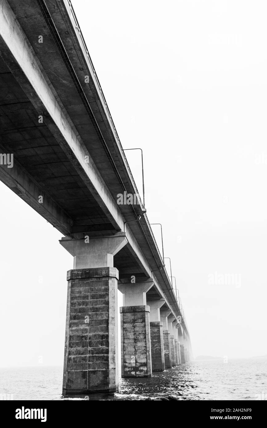 El puente de Öland en Suecia desde la perspectiva de baja en bw, un hito sueco Foto de stock