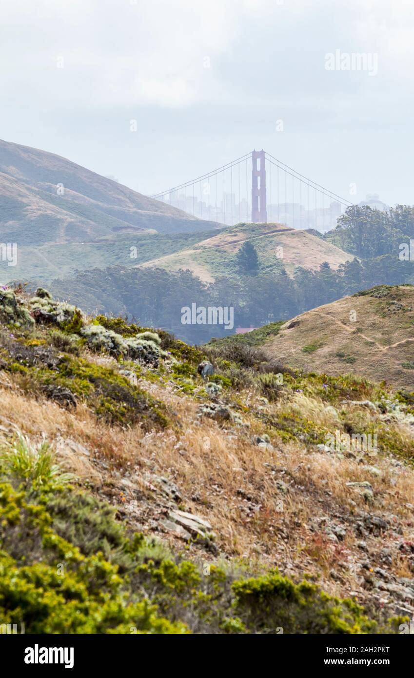 Mirando desde el Marin hacia el puente Golden Gate y San Francisco, California, EEUU. Foto de stock
