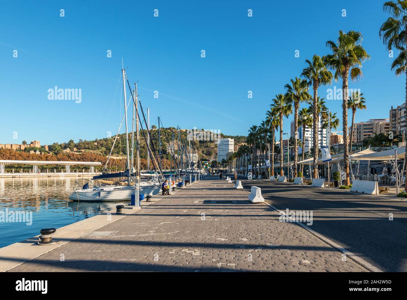 Málaga, España - 4 de diciembre de 2018: Yates y gente en el Paseo del  Muelle, ONU (