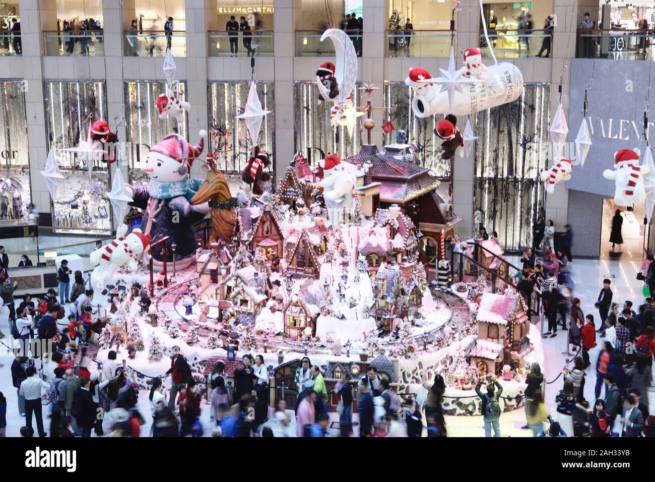 Hong Kong, China. El 24 de diciembre, 2019. Presentación anual de Navidad se presenta en el edificio más destacado galería comercial en vísperas de Navidad en el centro, la Isla de Hong Kong. Después de 6 meses de persistentes disturbios civiles, la ciudad ha vuelto a atraer muchos compradores de nuevo en las galerías de compras en la víspera de Navidad.Dec 24, 2019 Hong Kong.ZUMA/Liau Chung-ren Crédito: Liau Chung-ren/Zuma alambre/Alamy Live News Foto de stock