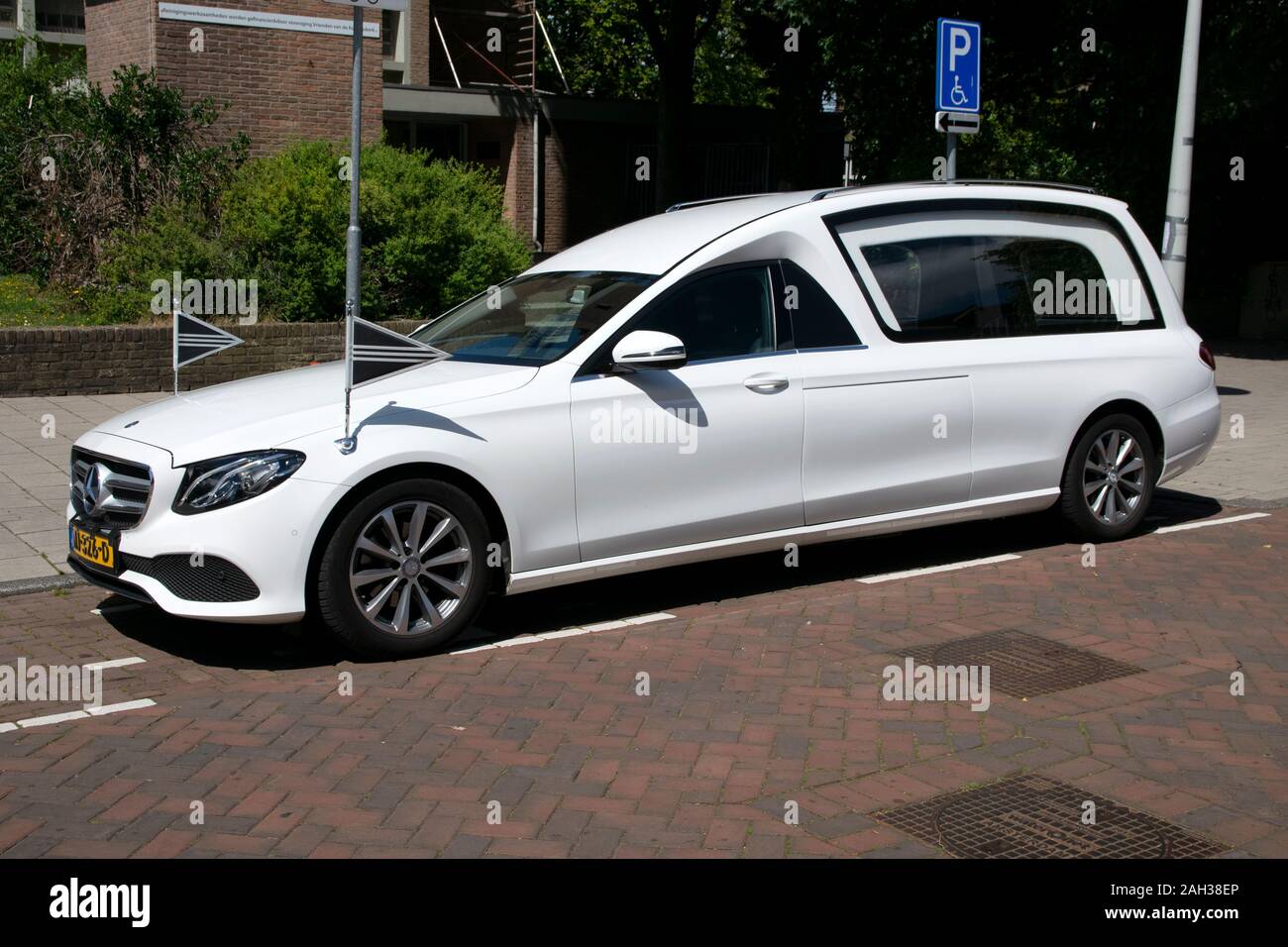 Mercedes-Benz blanco coche fúnebre en Amsterdam Holanda 2019 Fotografía de  stock - Alamy