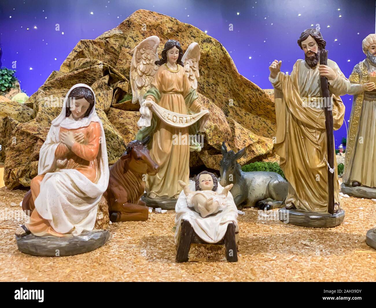 Figuras del Nacimiento en el portal de Belén. Navidad en el jardín. Stock  Photo