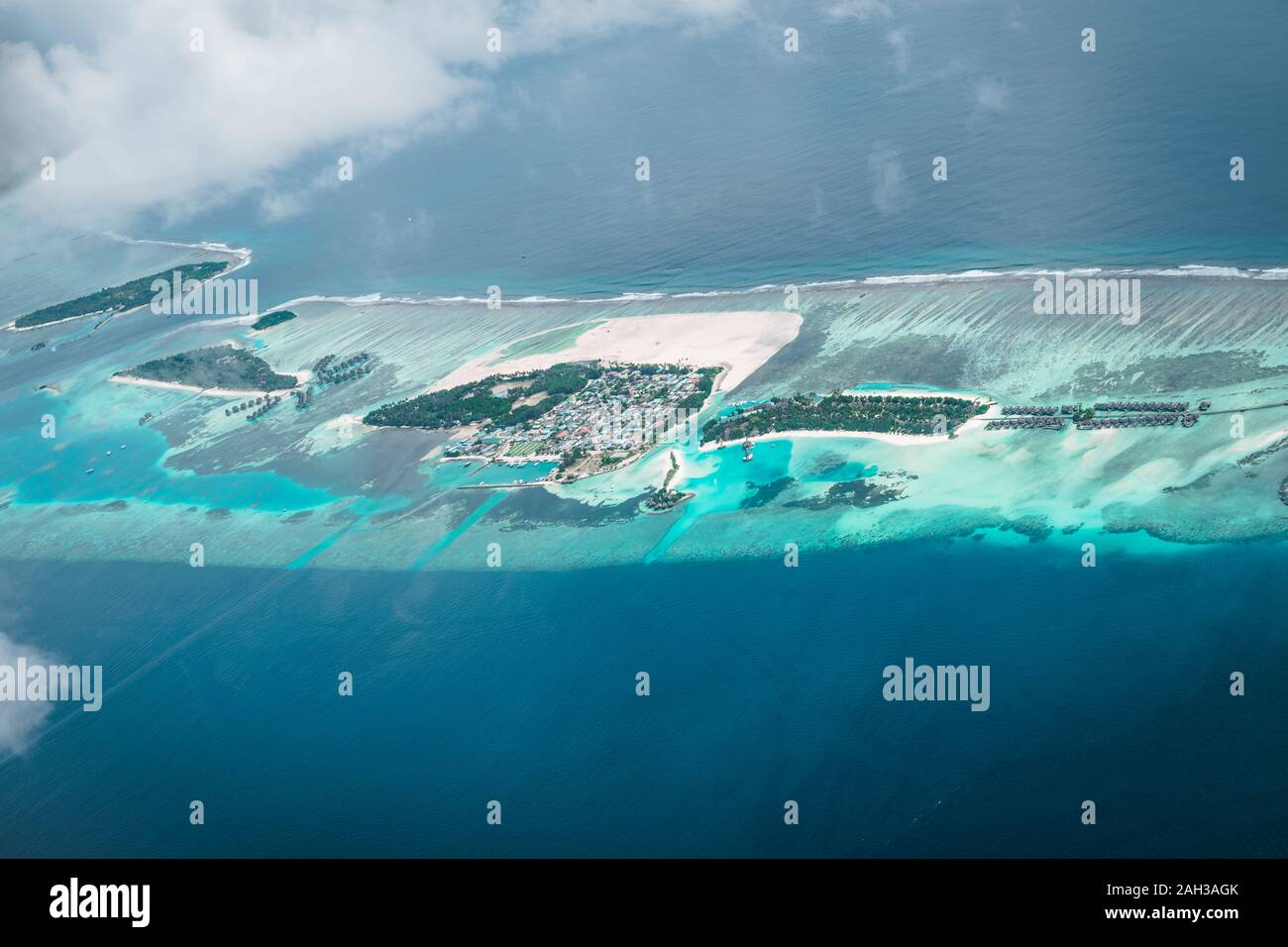 Maldivas desde el cielo con el mar azul y la arena blanca y la playa en el océano Índico Foto de stock