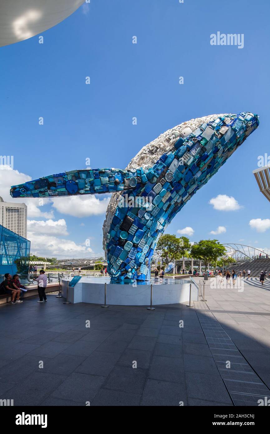 Un tamaño enorme ballena hecha a partir de los residuos de plástico del océano está en muestra de arte para sensibilizar al público acerca de para reducir la contaminación plástica a escala mundial Foto de stock