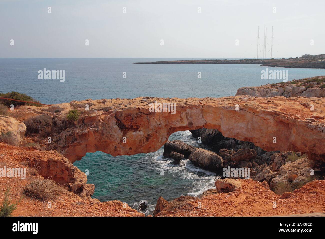 Arco de piedra en la costa del mar. Cape Greco, Aya Napa, Chipre Foto de stock