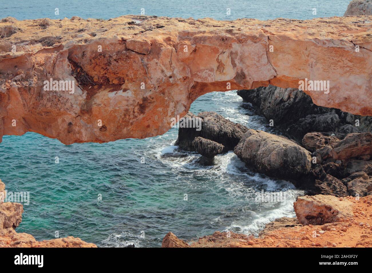 Arco de piedra natural en la costa del mar. Cape Greco, Aya Napa, Chipre Foto de stock