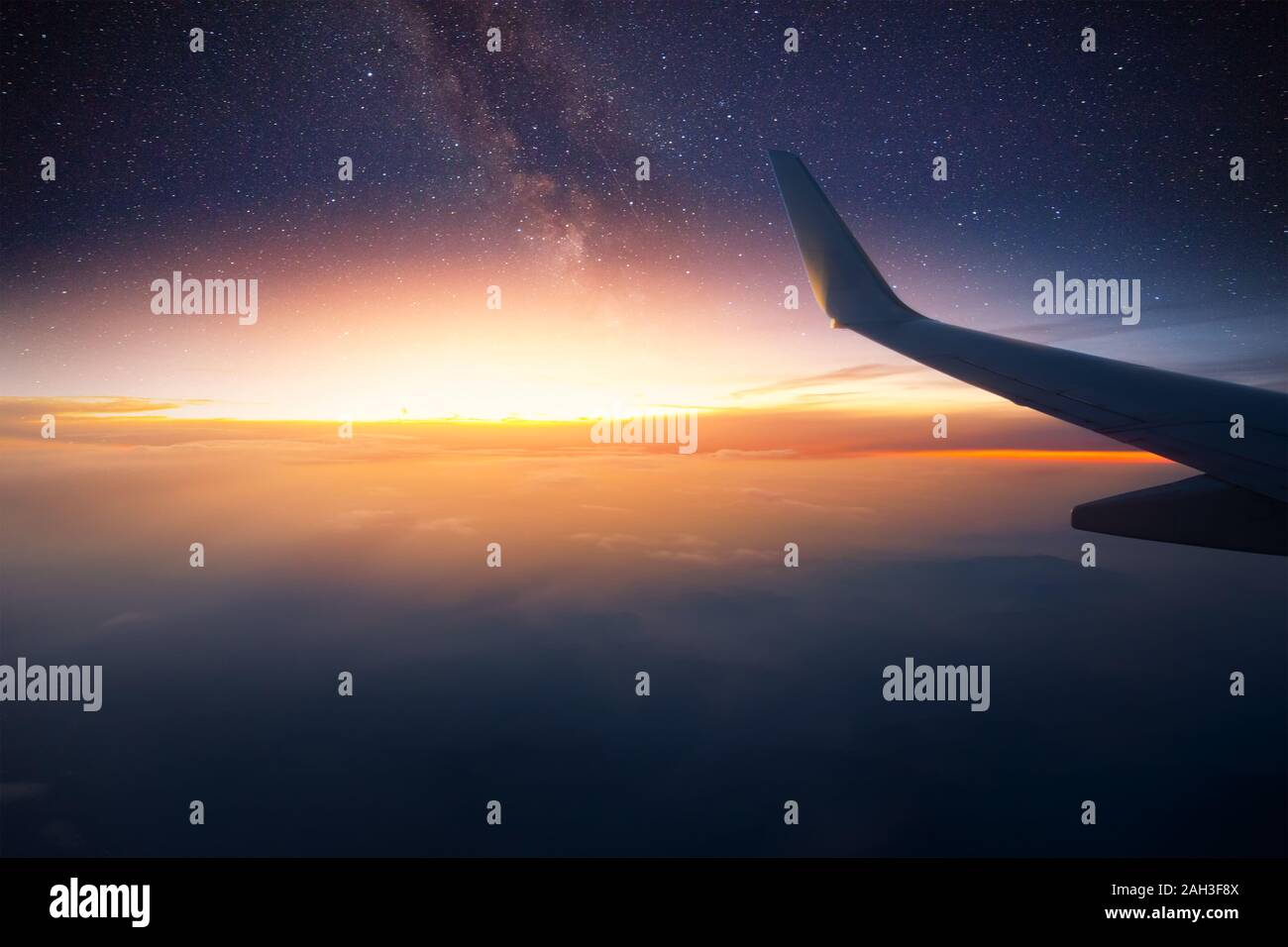 Avión está volando en la noche. El espacio de la Vía Láctea vista desde la ventana de avión. Claro oscuro cielo estrellado. Foto de stock