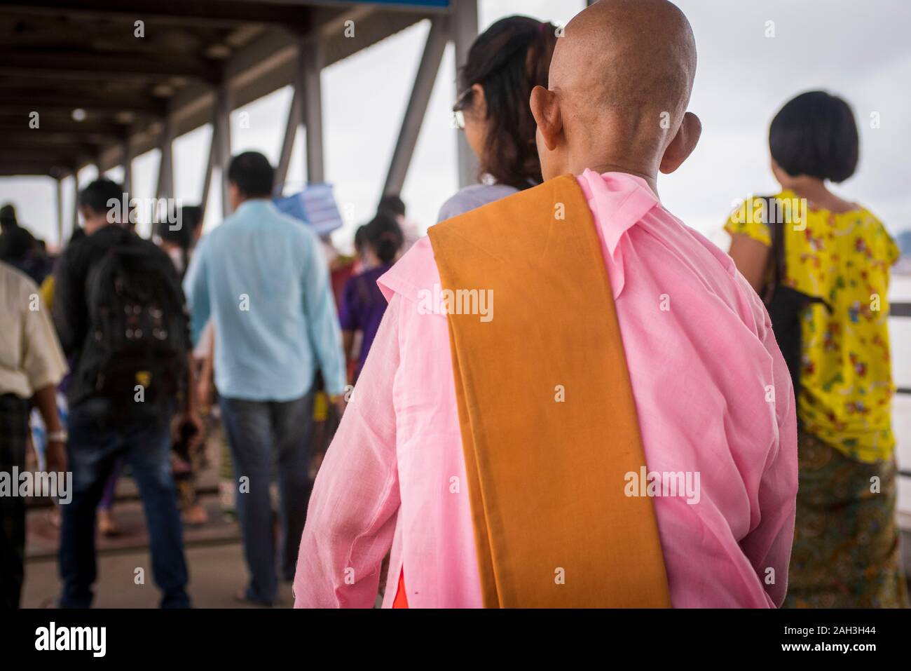 Dala, Myanmar en ferry con mujer, una monja budista Foto de stock