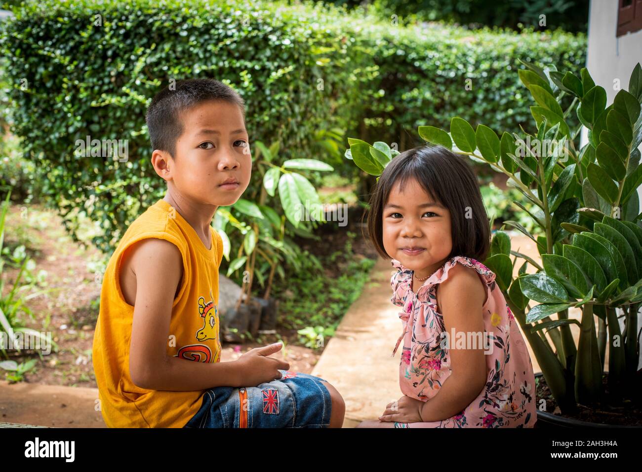 Laongam, Laos, dos niños sentados, Foto de stock