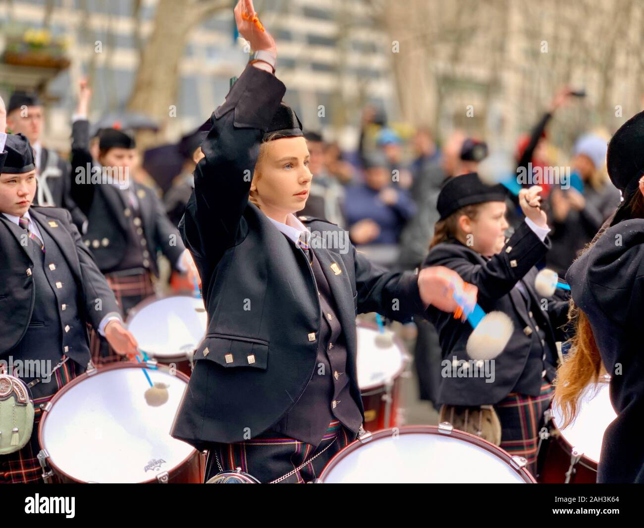 Nueva York, NY, EE.UU. - Del 5 de abril de 2019: Gaiteros y percusionistas jugar Escocia los valientes para la Nueva York Tartan Day Parade Foto de stock