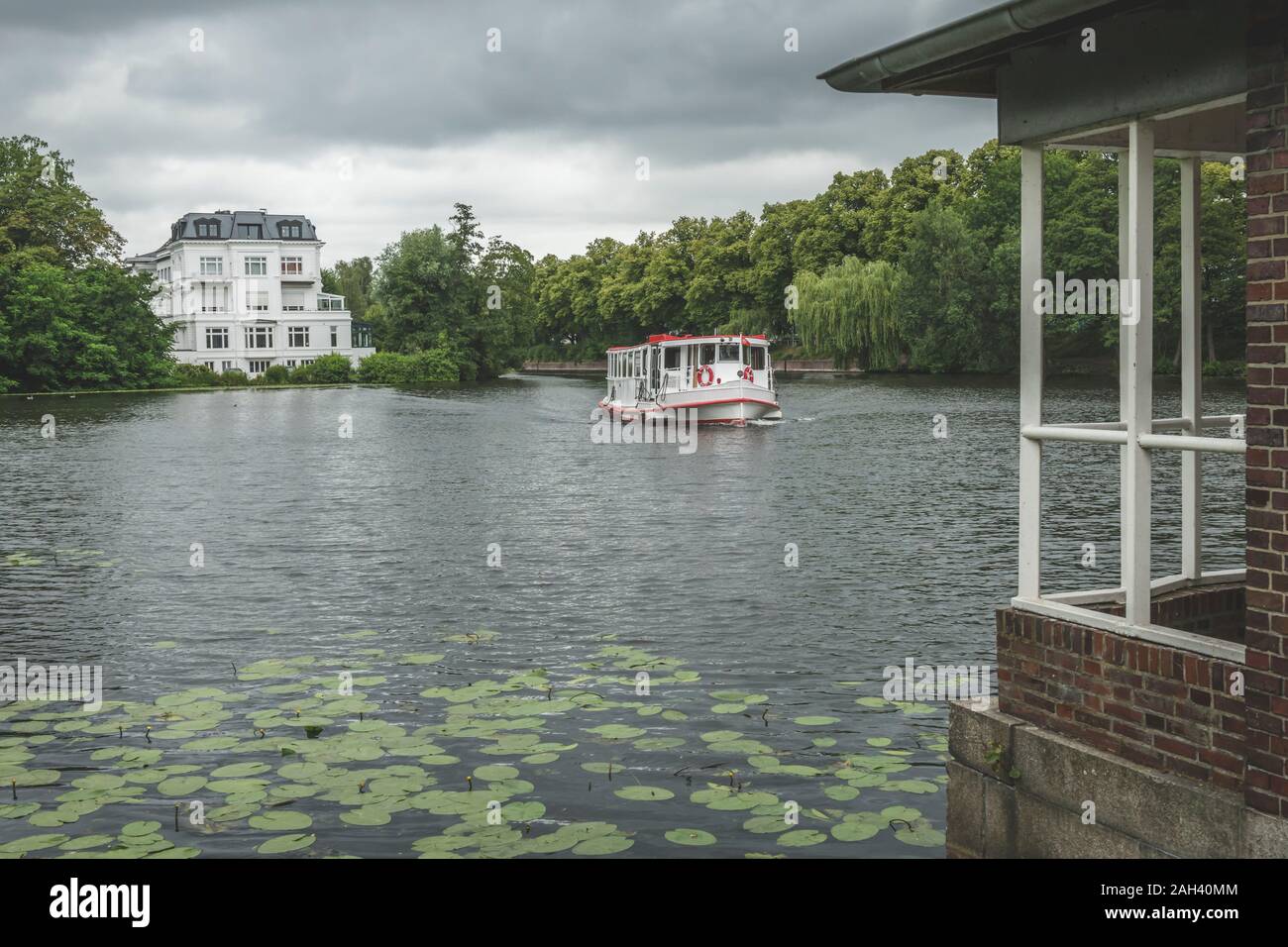 Alemania, Hamburgo, barco de pasajeros en el lago Alster en día nublado Foto de stock