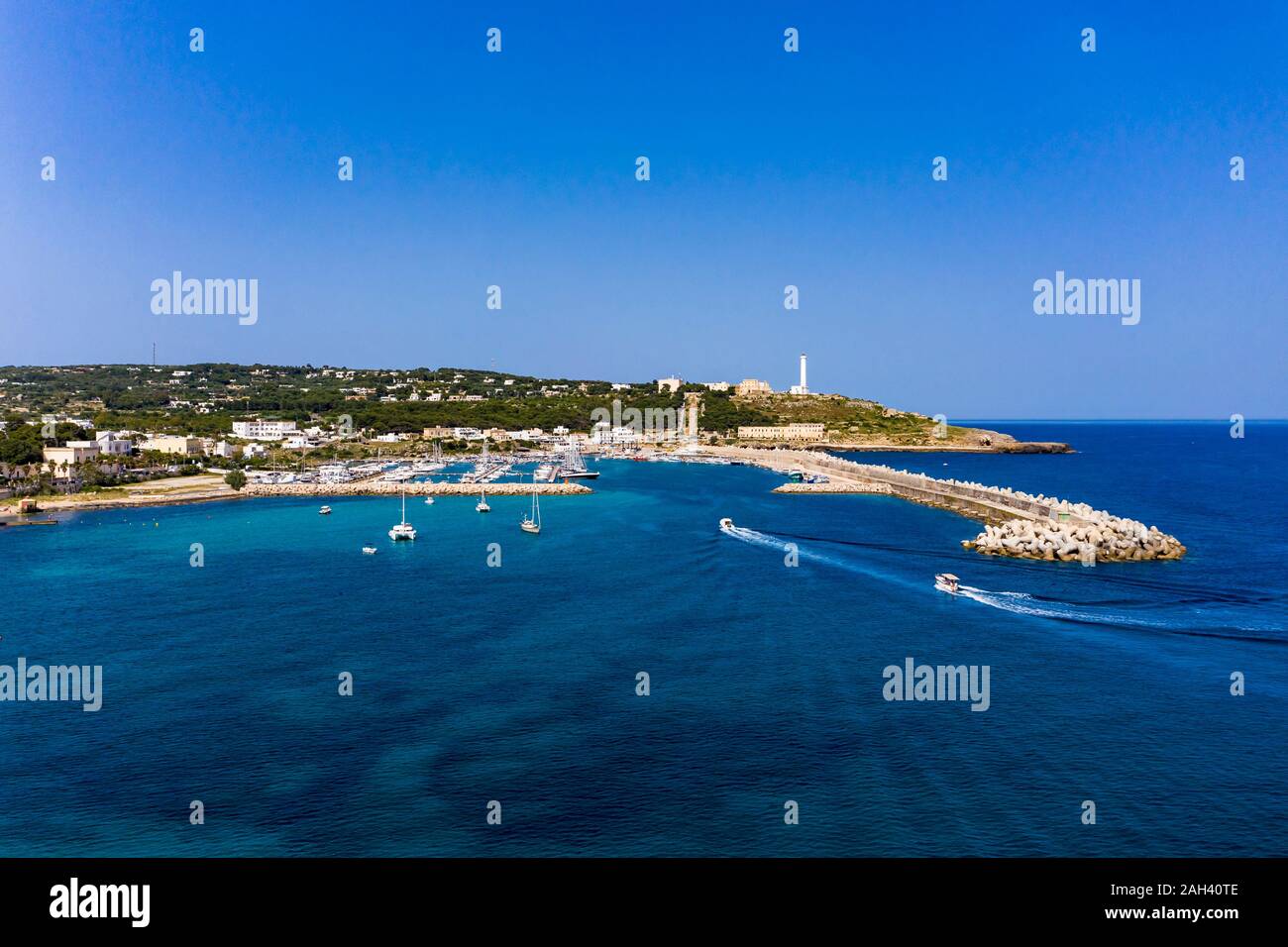 Italia, Apulia, península de Salento, en la provincia de Lecce, vista aérea de Santa Maria di Leuca con Harbour Foto de stock