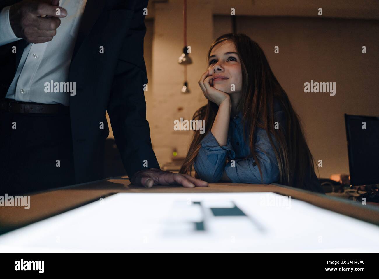 Empresario y chica con Shining tablet en Office Foto de stock