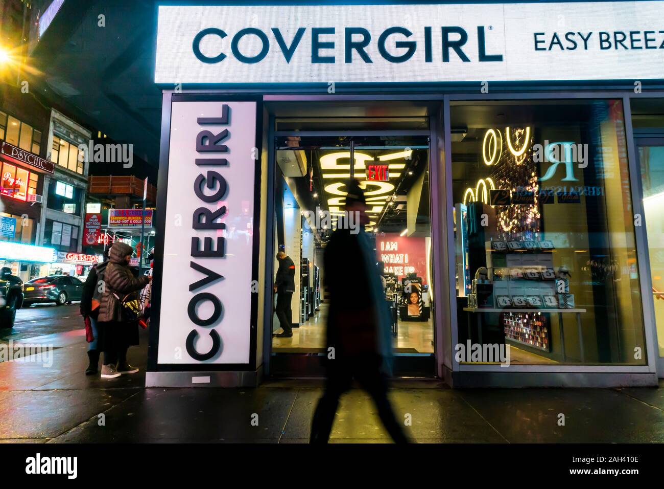 Coty's CoverGirl cosméticos y productos de belleza y maquillaje tienda en  Times Square en Nueva York el martes, 17 de diciembre de 2019. (© Richard  B. Levine Fotografía de stock - Alamy