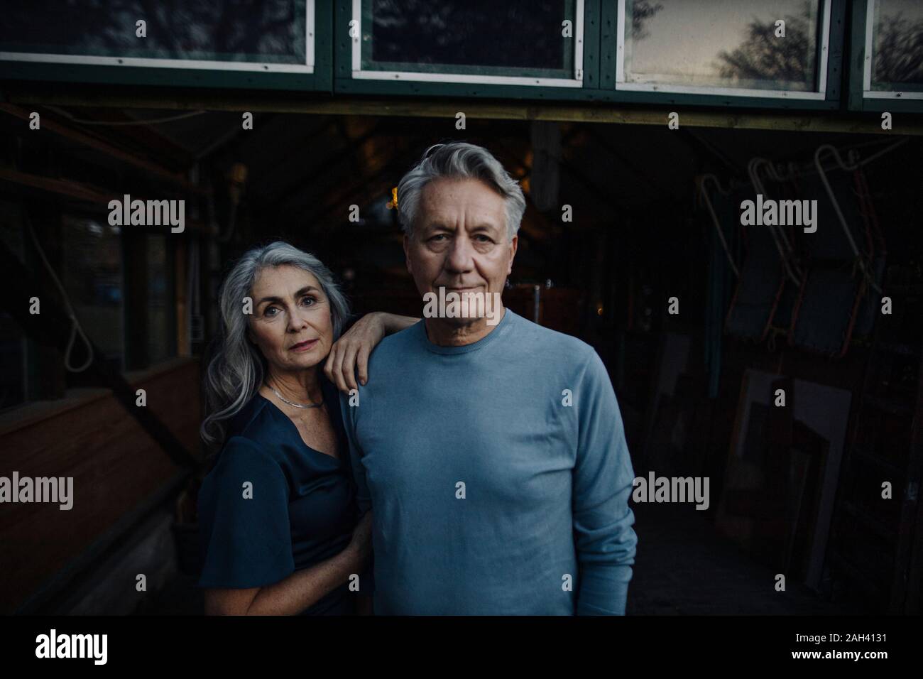 Retrato de un alto par en un cobertizo Foto de stock