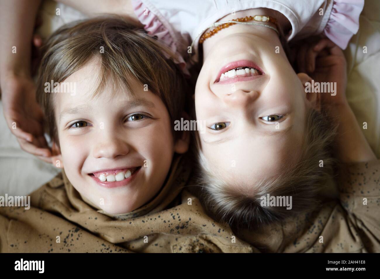 Retrato de feliz hermano y hermana de la cabeza a cabeza Foto de stock