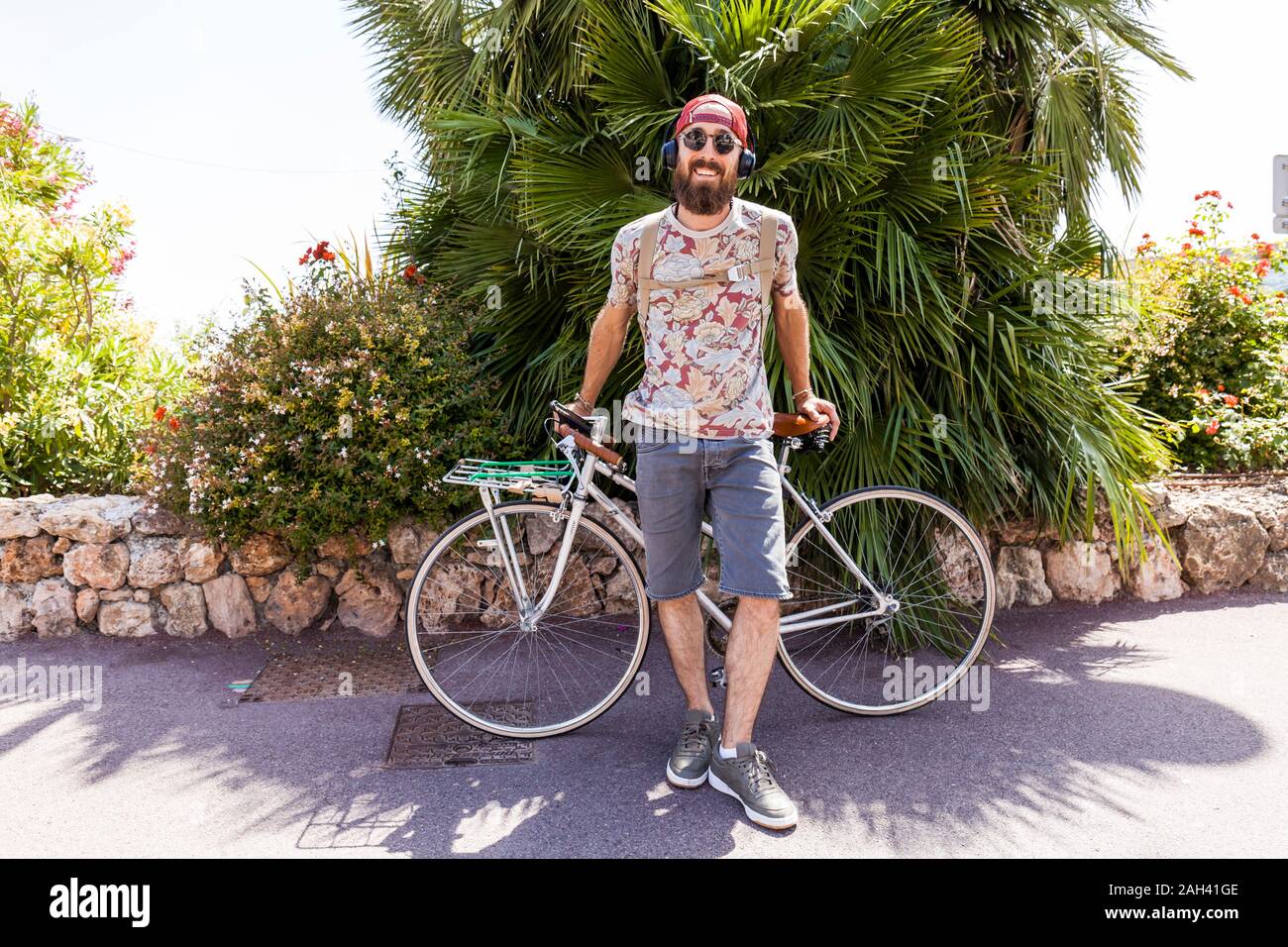 Sonriente hombre maduro con bicicleta Foto de stock