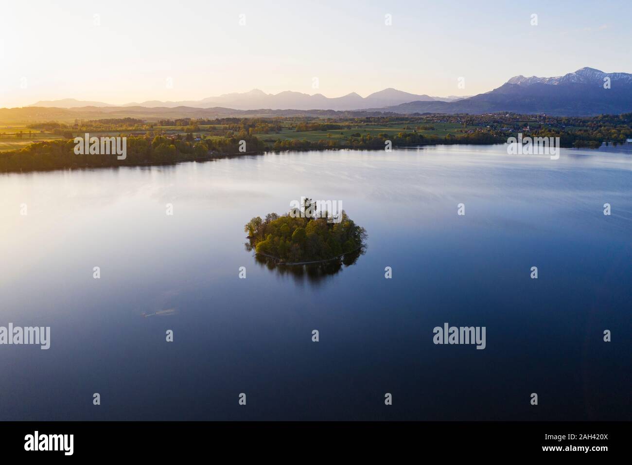 Alemania, Baviera, vista aérea de Muhlworth islote en el lago Staffelsee al amanecer Foto de stock