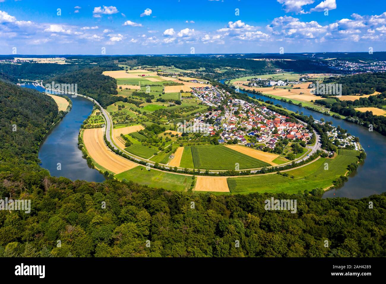 Alemania, Baviera, Binau, vista aérea del río curvándose alrededor del campo Ciudad Foto de stock