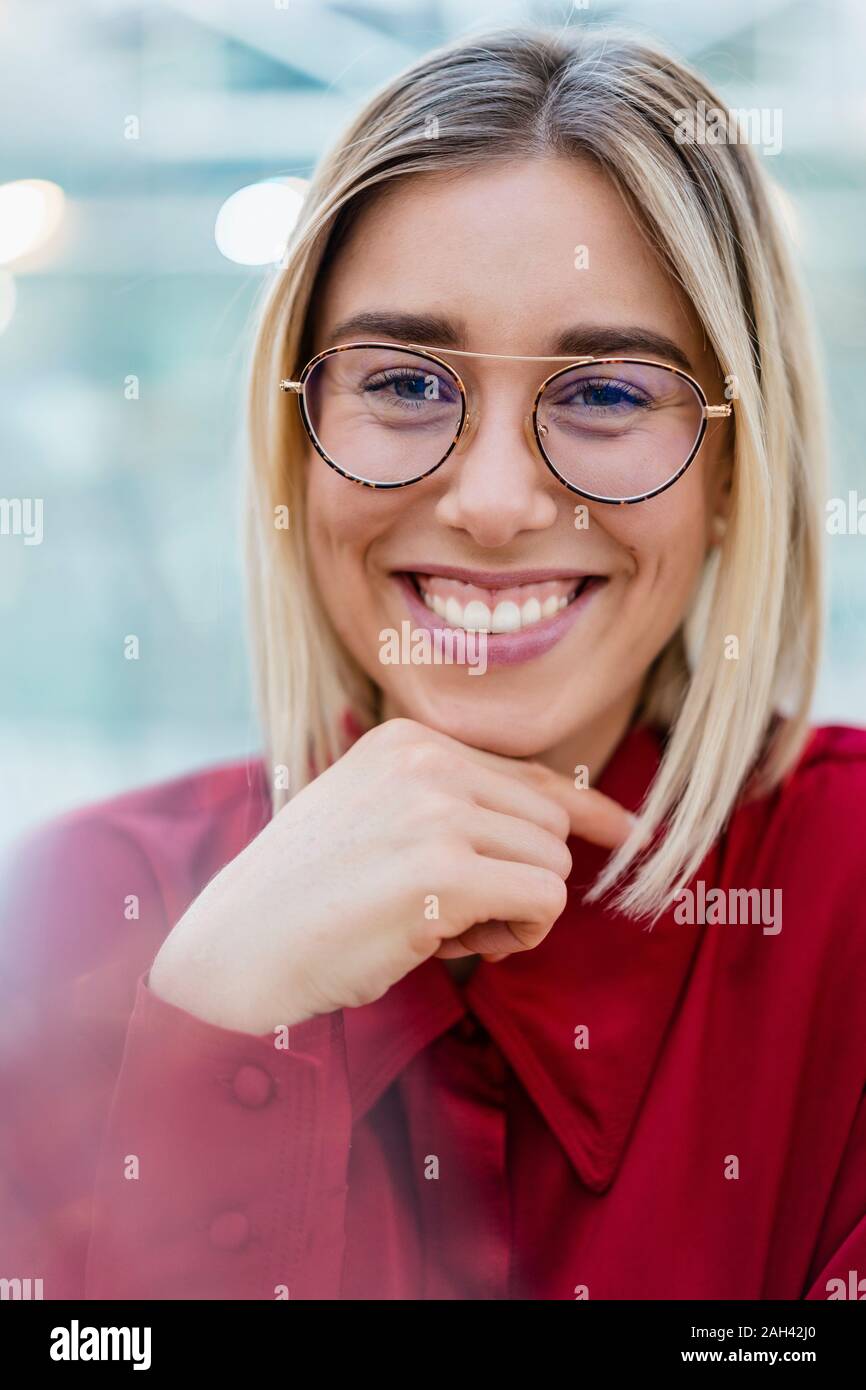 Retrato de una sonriente joven empresaria Foto de stock