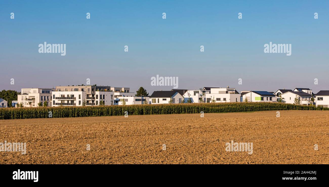 Alemania, Baden-Wuerttemberg, Ulm, distrito Lehr, casas nuevas y el campo Foto de stock