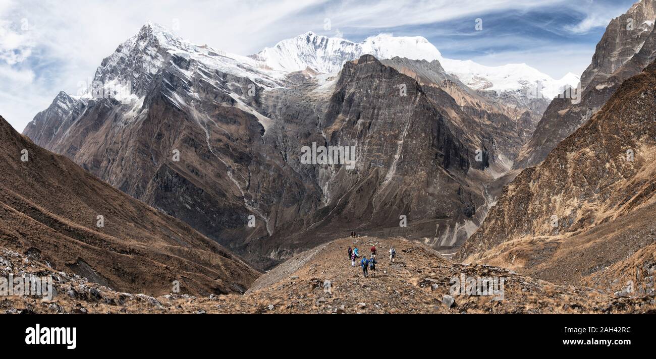 Los excursionistas en Tsaurabong Pico, Campamento Base italiana, Dhaulagiri Circuito Trek, Himalaya, Nepal Foto de stock
