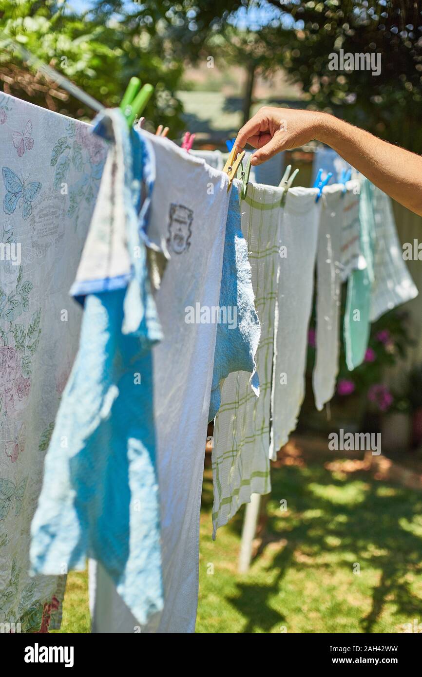 Hombre de colgar ropa al aire libre Fotografía de stock - Alamy