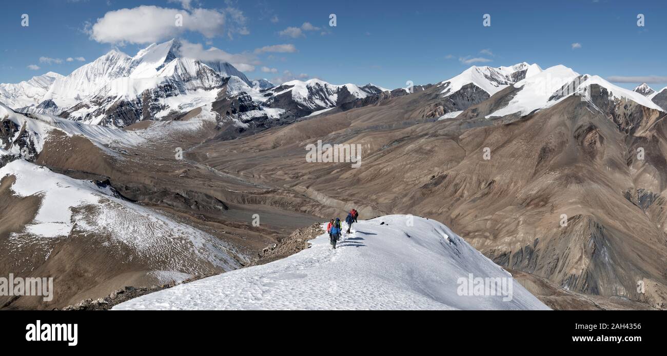Tukuche Peak desde Dhampus Peak, Dhaulagiri Circuito Trek, Himalaya, Nepal Foto de stock