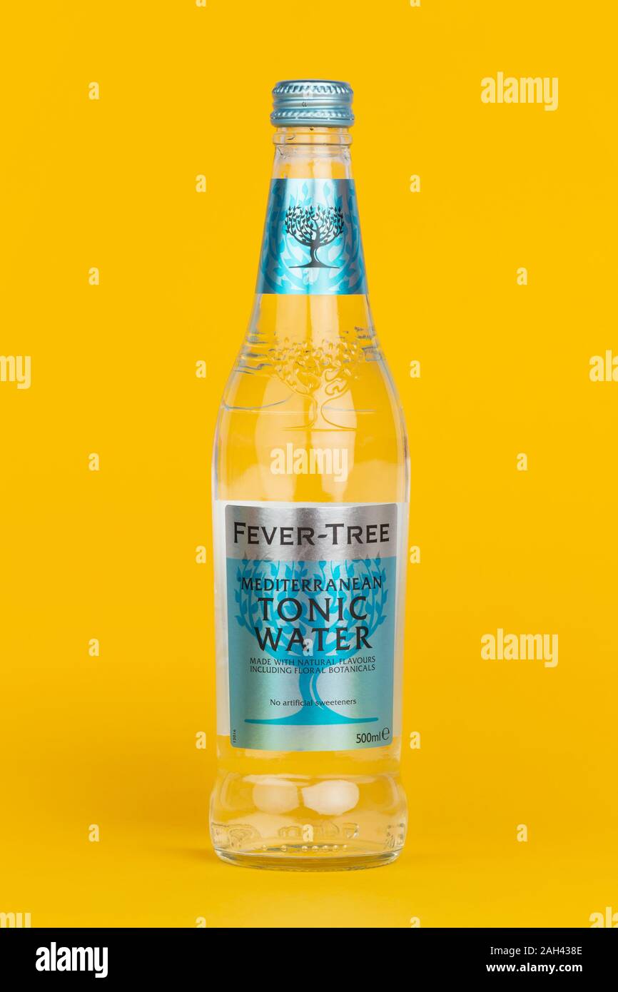 Una botella de agua tónica Fever-Tree disparó sobre un fondo amarillo. Foto de stock