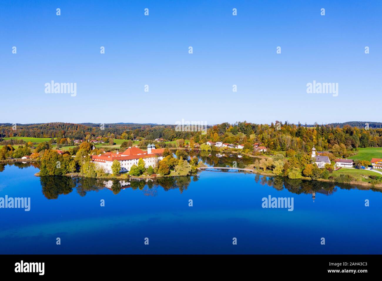 Alemania, Baviera, Seeon-Seebruck, cielo despejado sobre el lago Klostersee y Abadía Seeon Foto de stock