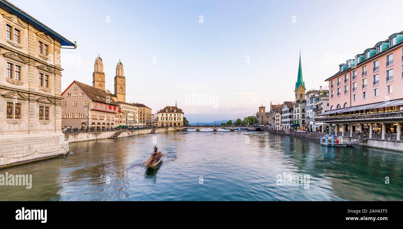 Suiza, en el cantón de Zurich, Zurich, Río Limmat entre Old Town Waterfront edificios en temprano anochecer Foto de stock